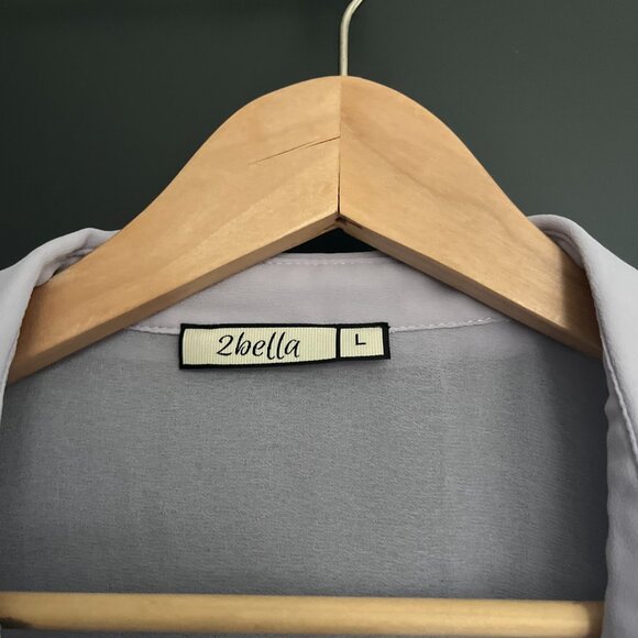 2Bella lilac, v neck button down blouse with gathered material, size L - Picture 4 of 5